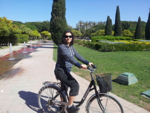 Di-riding-a-bike-in-Valencia